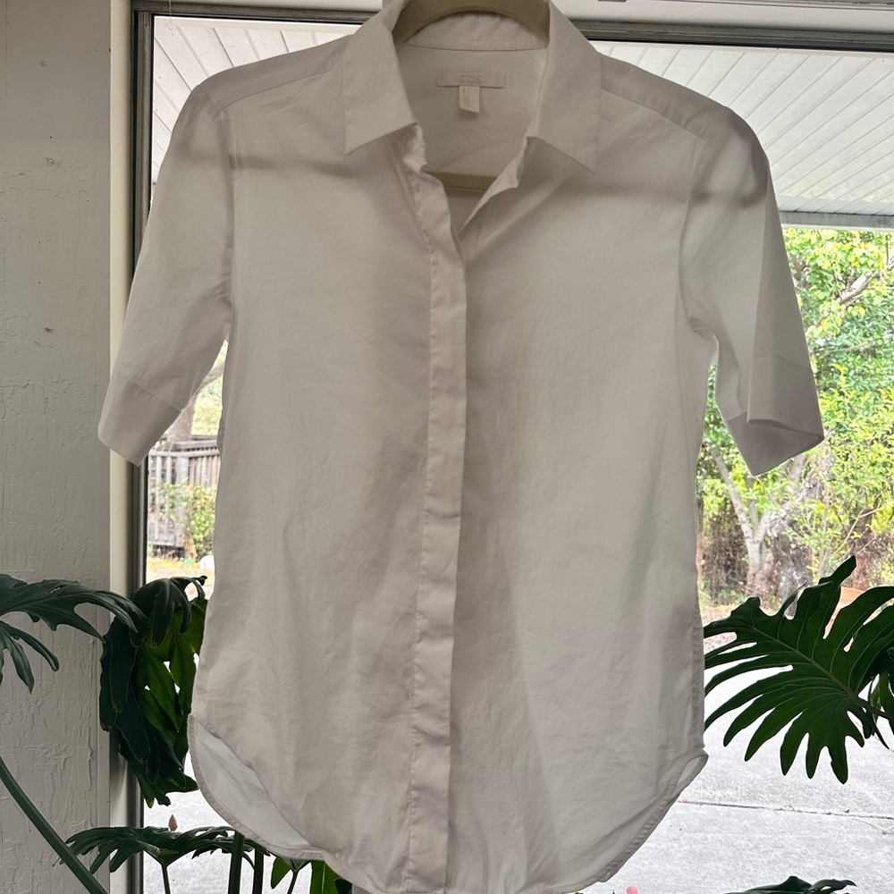 COS Short-sleeve women’s size 2 button down white
